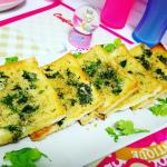 خبز التوست بالثوم والجبن في الفرن مقرمشة