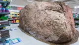 صخرة عمرها 10 آلاف عام تصبح نجمة مركز تسوق في إستونيا!