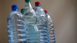 دراسة تُحذر: مياه الشرب المعبأة بزجاجات بلاستيكية  تهدد الأعضاء الحيوية وتزيد خطر السرطان